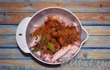Крылышки хорошо вымыть, обсушить салфетками, всыпать к ним специи, перец горошком, лавровый лист и гвоздику.
