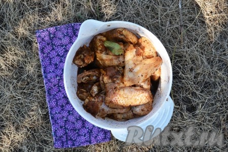 Все тщательно перемешать и оставить мариноваться куриные крылышки в соевом соусе минимум на 30 минут.
