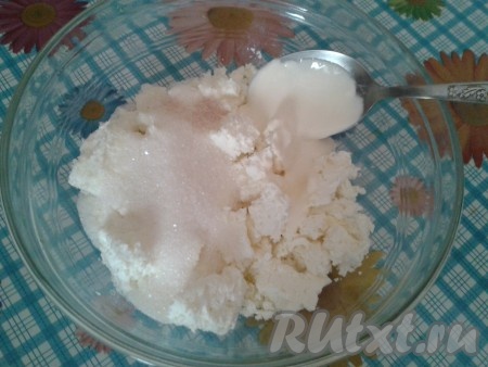 Когда края теста начнут слегка румяниться, поддеваем блинчик тонкой лопаткой и аккуратно переворачиваем. Даём блину подрумяниться с другой стороны и с помощью лопатки снимаем со сковороды, кладём на тарелку. Для приготовления начинки разминаем вилкой творог, чтобы не было больших комков, добавляем сахар, ванильный сахар и сметану, перемешиваем.
