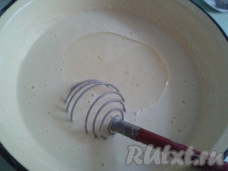 В тесте не должно быть комков. Когда тесто будет готово, добавляем подсолнечное масло и снова взбиваем до однородности. Разогретую сковороду смазываем хорошо салом. В центр сковороды наливаем половину половника теста (количество теста определяйте, в зависимости от диаметра сковороды) и быстро распределяем тесто тонким слоем по всей поверхности, слегка поворачивая сковороду.