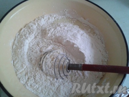 Просеянную муку добавляем в полученную смесь постепенно, взбивая при этом венчиком.
