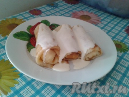 В готовый блин заворачиваем творожную смесь. Перед подачей поливаем сметаной! Теплые они очень вкусные! Обязательно приготовьте блины с творогом на молоке!
