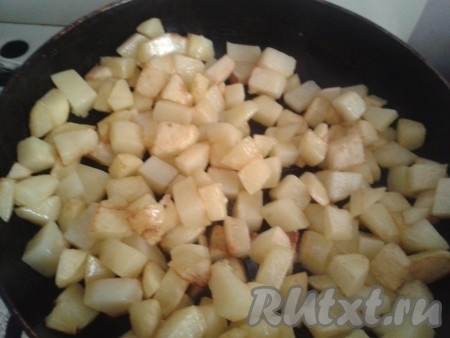 Дальше добавляем баклажаны с нашинкованной капустой к мясу и овощам, хорошо перемешиваем и тушим 10 минут, не забывая иногда помешивать. Картофель нужно нарезать кубиками и обжарить на подсолнечном масле в отдельной сковороде до румяной корочки.
