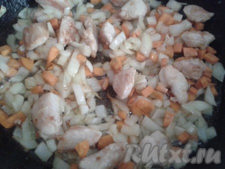 Лук, морковь, картошку очищаем. Когда мясо обжарится до румяной корочки, добавляем нарезанные мелкими кубиками морковь и лук, обжариваем, иногда помешивая, до золотистости лука и размягчения морковки.