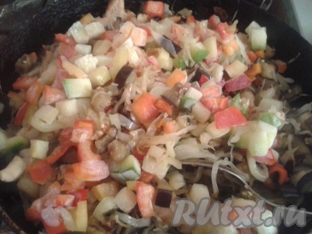 В сковороду с мясом, баклажанами и капустой высыпаем обжаренный картофель, добавляем нарезанные кубиками сладкий перец, предварительно очищенный от семян, и кабачок (у меня был молоденький кабачок с нежной кожурой, поэтому я её не очищала), перемешиваем.