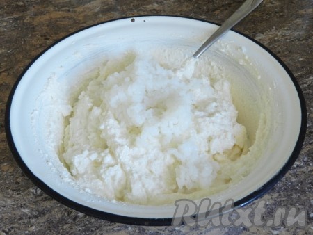 Добавить рис. Рис должен быть хорошо сварен, до полной готовности. Хорошо перемешать творожно-рисовую массу и оставить минут на 10.
