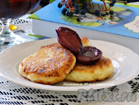 Вкусные творожные биточки готовы.