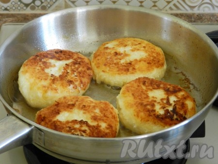 Сформовать из творожно-рисовой массы биточки, обвалять их в муке. На сковороде разогреть растительное масло, выложить биточки и обжарить до золотистой корочки с двух сторон.
