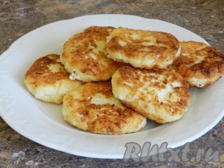 Обжаренные биточки перекладывать на тарелку.