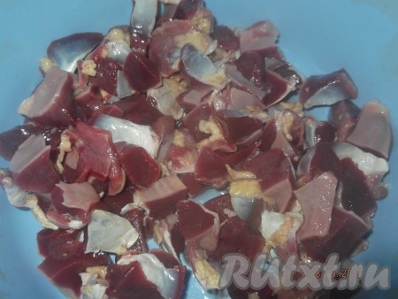 В это время нарезаем куриные желудочки на кусочки.

