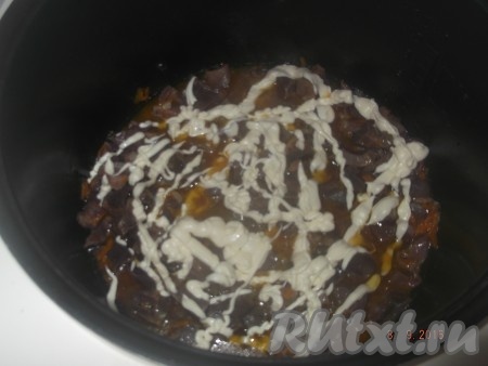 Нарезанные куриные желудочки выкладываем в чашу мультиварки к обжаренным овощам, накрываем крышкой и ставим режим "Тушить" на 1,5 часа. За 5 минут до окончания приготовления открываем крышку, солим, перчим и добавляем майонез.
