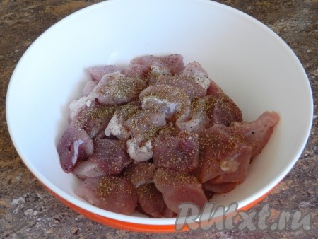 Приправить мясо кориандром и перцем.
