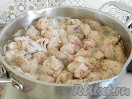 В сковороде разогреть растительное масло, выложить кусочки свинины и обжарить со всех сторон до золотистой корочки.
