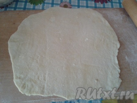 Разделить тесто на 2 части. Каждую часть раскатать тонким слоем на столе, присыпанном мукой.
