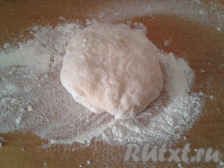 Дальше муку добавляем постепенно, по 1 столовой ложке, вымешиваем. Когда тесто станет очень густым, его нужно вымесить руками. Когда тесто перестанет прилипать к рукам, значит оно готово. Тесто для домашней лапши должно быть мягким, не стоит его сильно забивать мукой, иначе оно будет резиновым. На тесто пойдет примерно 5 столовых ложек муки. Остальная мука понадобится для работы с тестом. Готовому тесту дать отдохнуть 10 минут.