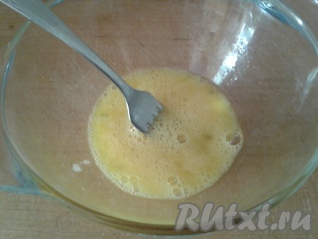 Яйцо взбиваем с солью, добавляем теплую воду, опять взбиваем.
