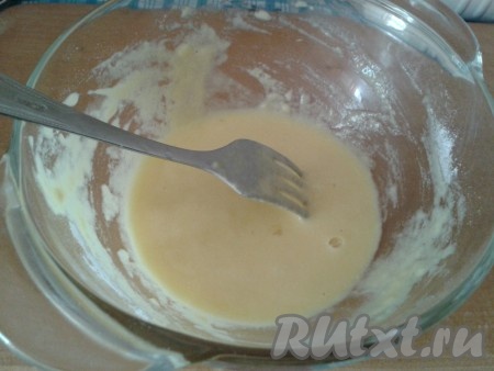 В яичную смесь добавляем сначала 1 столовую ложку муки с горкой, хорошо перемешиваем, чтобы не было комков.
