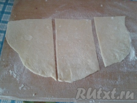 Полученный корж разрезать пополам, затем каждую часть - еще на 3 части.
