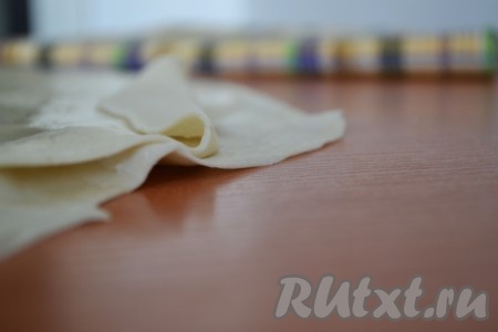 Смазанный пласт теста оставить на столе и заняться вторым куском теста - тоже раскатать толщиной в 1 мм, выложить на предыдущий пласт, смазать жиром. Эту процедуру повторить с третьим и четвертым кусками теста.