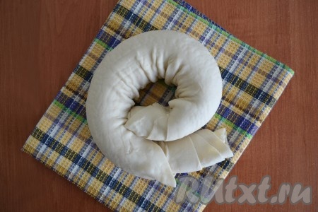 Когда на четвертом пласте теста застынет жир, свернуть тесто в тугой рулет и оставить на 10-15 минут под салфеткой. После этого можно нарезать рулет на одинаковые части, каждый отрезанный кусочек теста приплюснуть, выложить на него ароматнейшую начинку, сформировать и выпекать вкуснейшую самсу.&nbsp;
