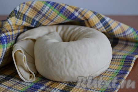 Если планируете печь самсу позже, обмотайте тесто&nbsp;пищевой пленкой и отправьте его в холодильник. После холодильника тесто нарезается и раскатывается гораздо лучше. Слоеное тесто, приготовленное по этому рецепту, позволит приготовить очень вкусную самсу - хрустящую снаружи и сочную внутри.
