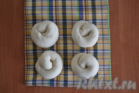 Так как тесто должно получиться слоеным, необходимо его разделить на 4 части. Каждую часть еще раз хорошо вымесить и снова оставить под салфеткой на 5-10 минут. В улитки (как на фото) сматывать не обязательно,&nbsp;на вкус это не повлияет - это я для красоты так сделала.
