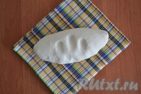 Замесить нежное и покладистое тесто. Продолжать его вымешивать в течение 5-10 минут. Оно должно стать, как детский пластилин: мягким и не липнущим к рукам.
