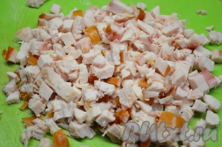 Куриное филе нарезать мелкими кубиками.
