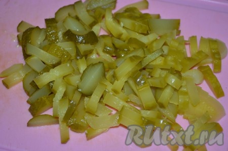 Свежие и маринованные огурцы нарезать мелкой соломкой, а лук - мелкими кубиками.