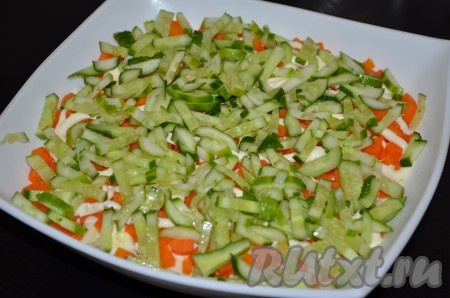 Если выкладываете салат "Боярский" слоями, то последовательность такая: копченая курица, лук, яйца, морковь,&nbsp;свежие огурцы, маринованные огурцы, промазать каждый слой майонезом, по желанию посолить. Или сложить все ингредиенты в миску, посолить, заправить майонезом, перемешать, в любом случае получится вкусно.