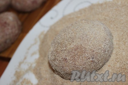 Затем обвалять котлеты в панировочных сухарях.