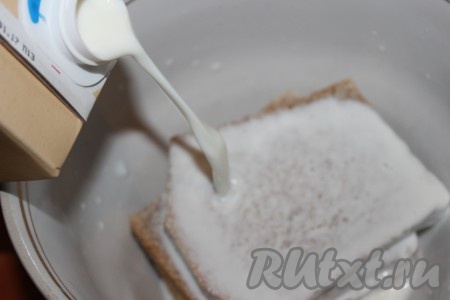 Хлебный мякиш залить молоком и дать немного размягчиться.
