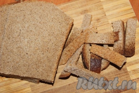 С ломтиков черного черствого хлеба срезать корочки