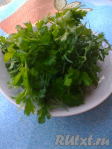 Стеклянную банку закрыть чистой пластмассовой крышкой. Поставить в холодильник. Без притока воздуха укроп и петрушка могут храниться больше недели и при этом зелень не испортится, не высохнет, не утратит аромат и не пожелтеет. Вот так выглядит зелень по истечении недели хранения в холодильнике в банке.
