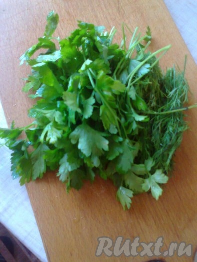 Сначала от пучка петрушки и укропа нужно отрезать корешки, выбросить пожелтевшие и испорченные листья. Затем в широкую и глубокую емкость налить холодную воду. Хорошо вымыть зелень. Дополнительно промыть ее под проточной водой. Аккуратно отряхнуть листочки зелени от воды. Потом разложить влажную зелень на бумажном полотенце или салфетках, промокнуть ее и оставить подсохнуть минут на 10.
