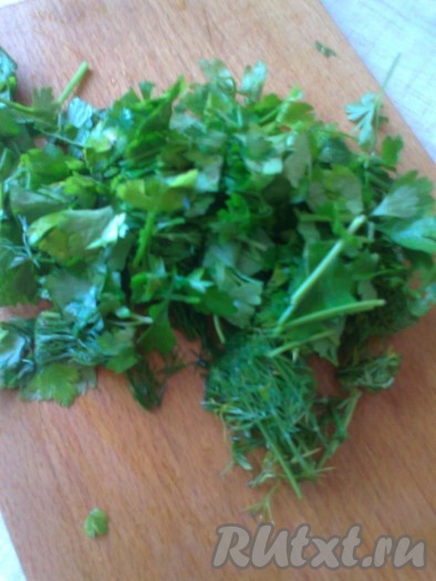 Затем можно назрезать зелень (по желанию).