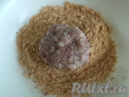 Хорошо перемешиваем все ингредиенты в миске, затем солим, перчим по вкусу и добавляем немного приправы карри. Формируем котлеты и обваливаем в панировочных сухарях.
