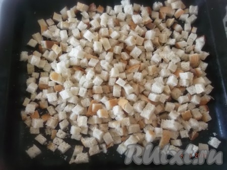 Когда картофель уже будет готов, добавляем обжаренные овощи, куркуму в кастрюлю, солим, перчим и варим гороховый суп еще 5 минут. Далее приступаем к приготовлению гренок. Берем хлеб и режем на небольшие кубики, примерно, 1х1 см и высыпаем на противень.
