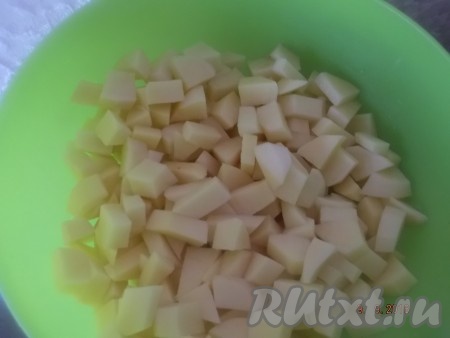 Заливаем горох водой, ставим на огонь, доводим до кипения и варим на слабом огне, пока горох не разварится. В это время чистим картофель и режем на небольшие кубики. Когда сварится горох, отправляем в кастрюлю картофель.
