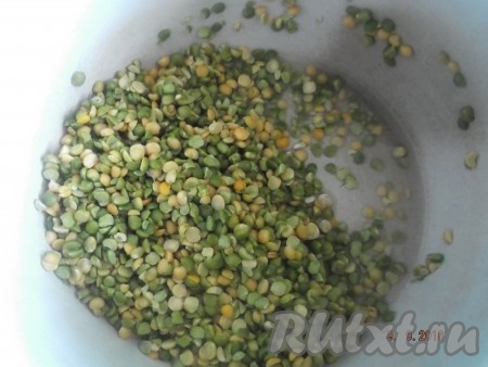 Промываем горох, пока вода не станет чистой, и высыпаем в кастрюлю.
