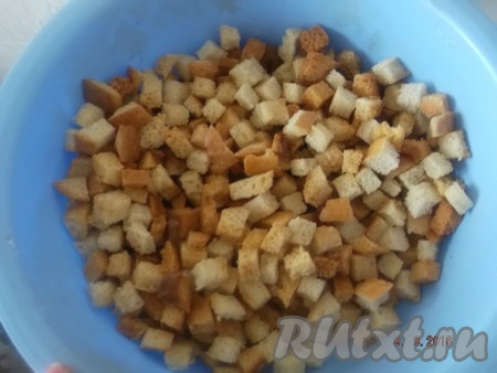 Ставим противень в разогретую&nbsp;до 180 градусов духовку. Периодически помешивая сухарики, поджариваем их 5-7 минут, пока не подрумянятся. Достаем сухарики из духовки, перекладываем в глубокую мисочку, слегка сбрызгиваем растительным маслом и посыпаем немного солью. Греночки готовы.
