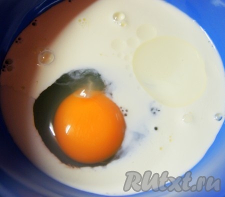К молоку добавить сливки, яйцо, растительное масло. Взбить.