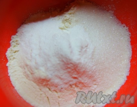 Муку просеять, добавить сахарный песок, ванильный сахар, разрыхлитель. Перемешать.