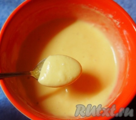 В сухие ингредиенты ввести жидкие, !но не наоборот. Тщательно перемешать. Кляр готов. Он должен быть консистенции густой сметаны.