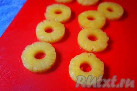 Сок слить, ананасы выложить на тарелку и тщательно обсушить бумажным полотенцем.