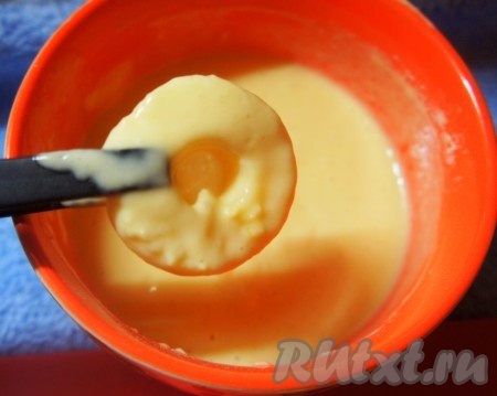 Каждое колечко ананаса обмакнуть в кляр, дать излишкам кляра стечь (как на фото) и обжарить с двух сторон в хорошо разогретом растительном масле. Масло должно покрывать ананас на половину.