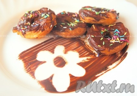 Одну часть ананасов в кляре оставить присыпанными сахарной пудрой, а другие обмазать растопленным шоколадом и присыпать кондитерской посыпкой или подать с конфитюром, или сладким соусом на Ваш выбор. На фото видно, что я остановилась на шоколаде...