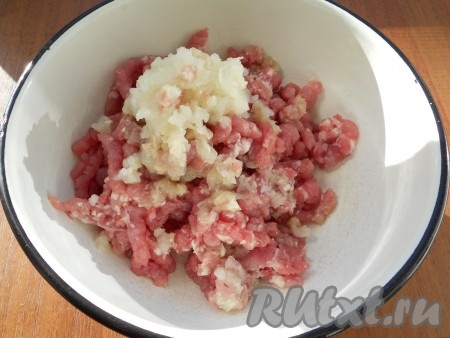 Свинину перекрутить на мясорубке вместе с луком и чесноком.
