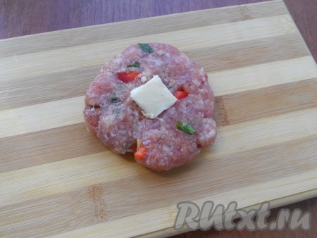 Вновь фарш тщательно вымешать, он станет нужной консистенции. Сформировать из фарша лепешки (не слишком маленькие), в середину каждой лепешки поместить по кусочку холодного сливочного масла.