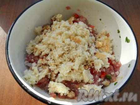 Добавить измельченную зелень петрушки в фарш и хорошо перемешать (он будет жидковат). Далее добавить замоченный в молоке или воде и отжатый белый хлеб или батон.
